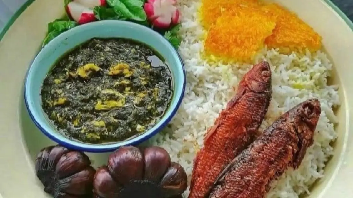 ترشی سیر در کنار غذا