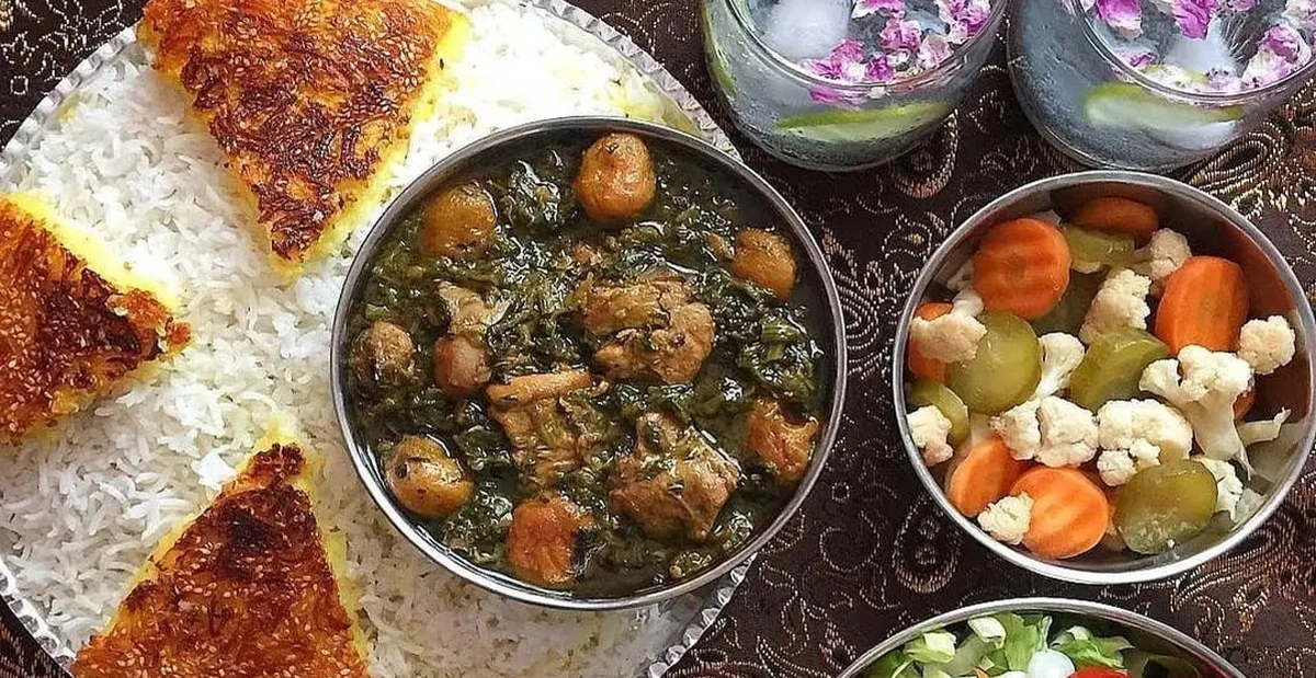 سرو خورشت آلو اسفناج