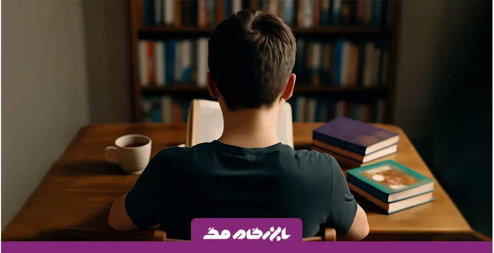 کتاب خوانی پسر نوجوان