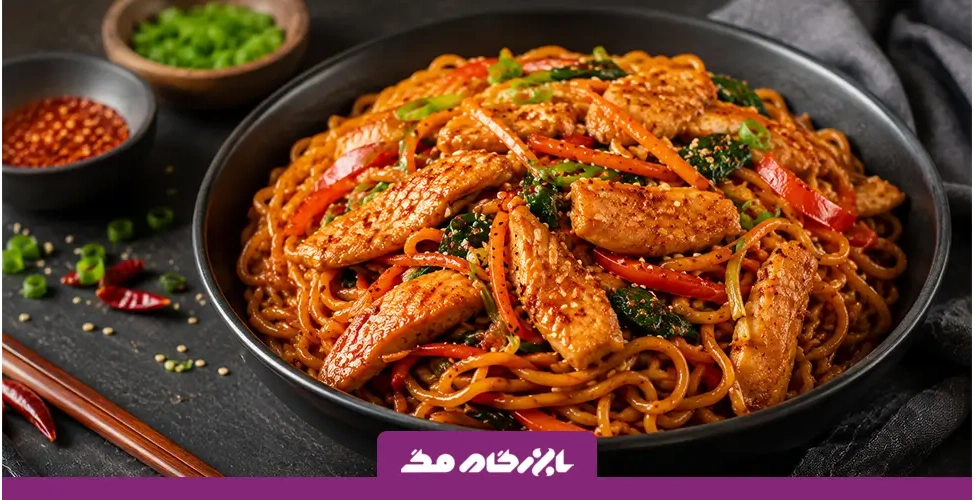 طرز تهیه نودل تند کرهای با مرغ و سبزیجات