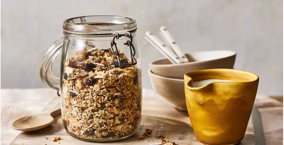 گرانولا در ظرف شیشه ای