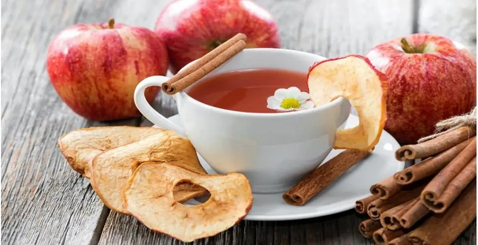 فنجان دمنوش سیب دارچین
