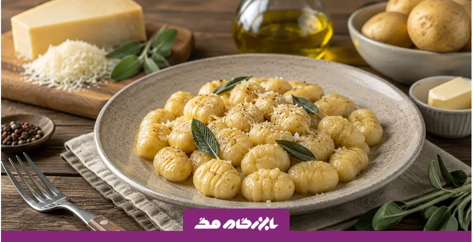 گنوچی سیبزمینی ایتالیایی سرو شده با سس کره و مریمگلی و پنیر پارمزان