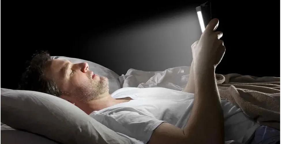 استفاده از شبکه‌های اجتماعی قبل از خواب