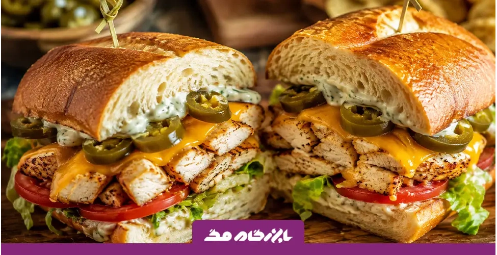 ساندویچ مرغ هالوپینو خانگی با پنیر ذوبشده و سس خامهای