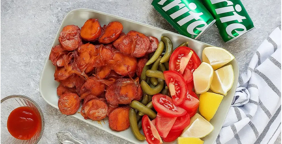 سوسیس بندری با گوجه و خیارشور