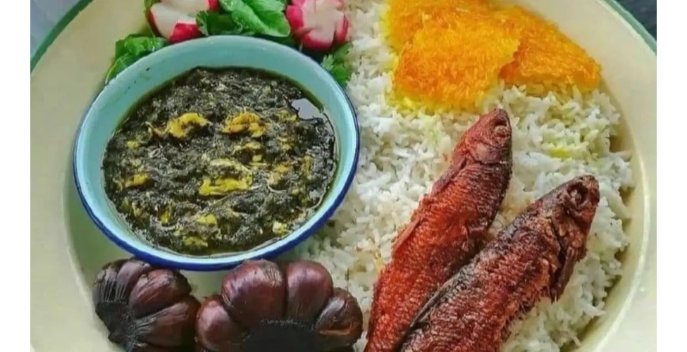 ترشی سیر در کنار غذا