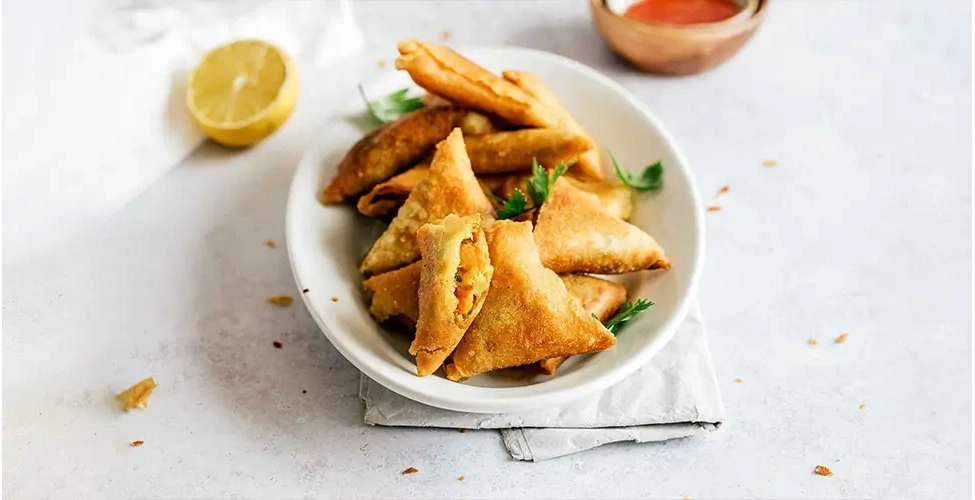 سمبوسه با مواد میانی پیتزایی