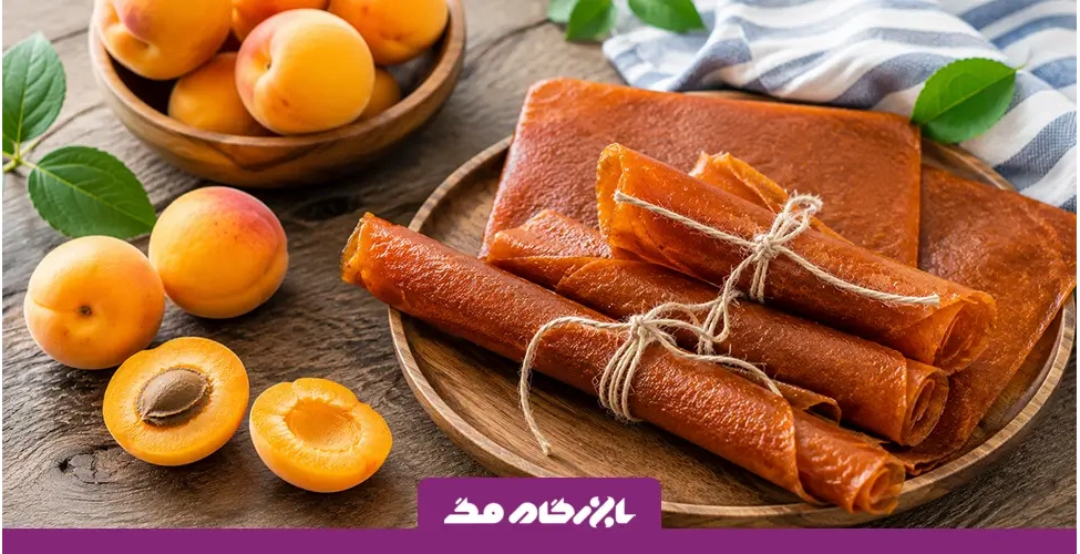 لواشک خانگی زردآلو پهنشده روی سینی با رنگ نارنجی طبیعی