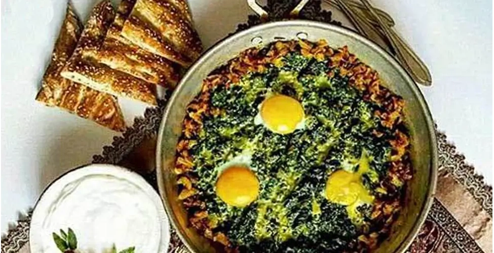 خوراک تخممرغ با اسفناج