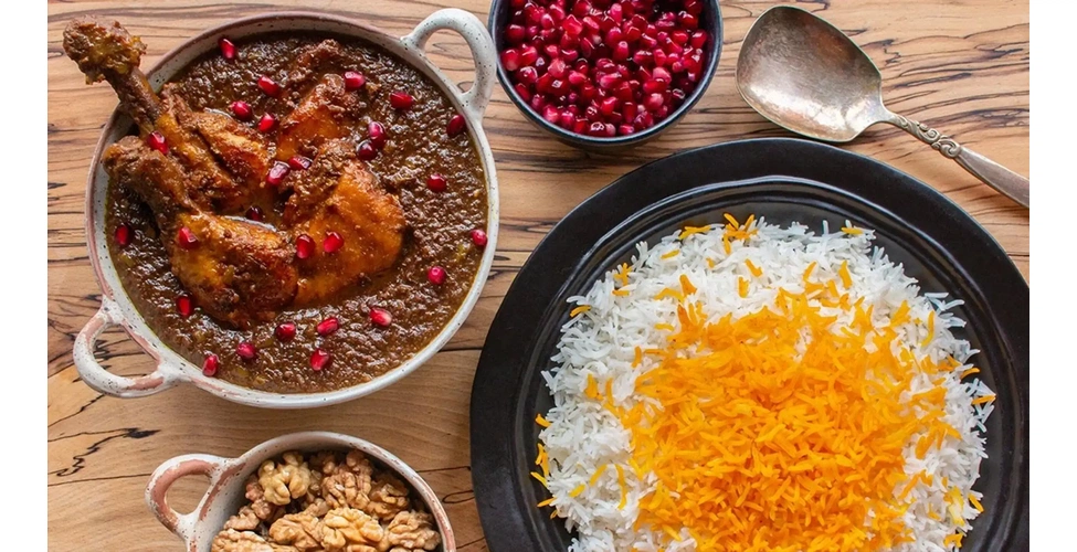 خورش مرغ ترش در کنار برنج و گردو