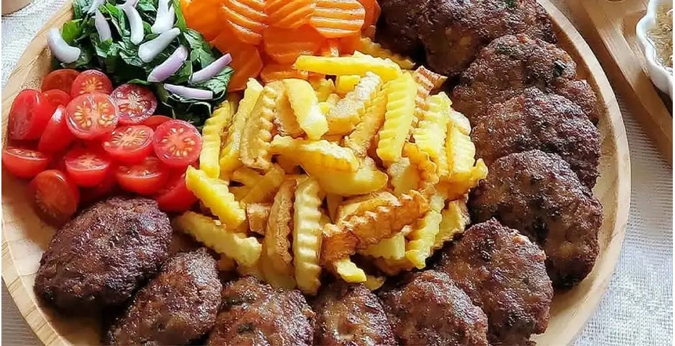 سرو کتلت گوشت با سیب زمینی سرخ کرده