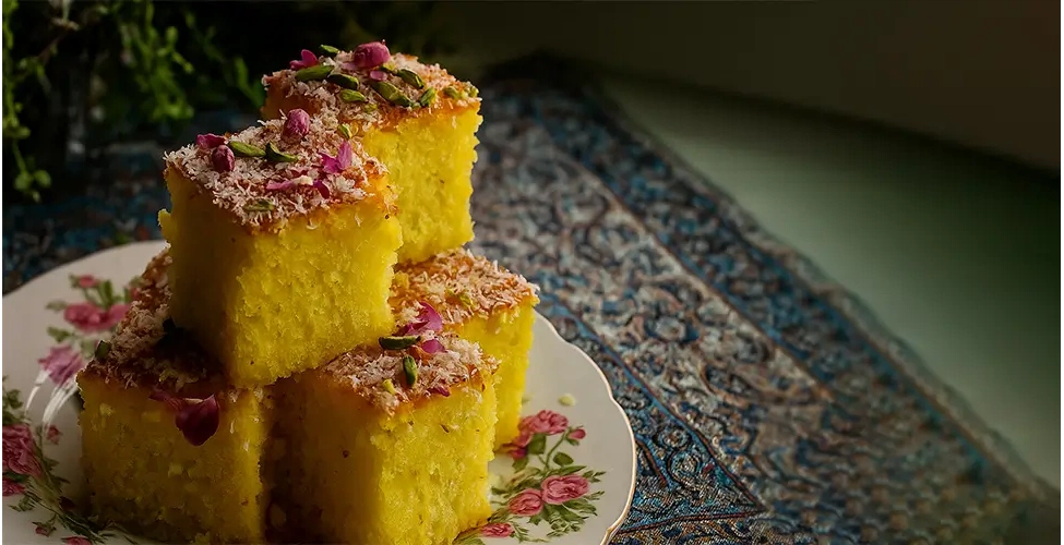 کیک شربتی تزئین شده و برش خورده