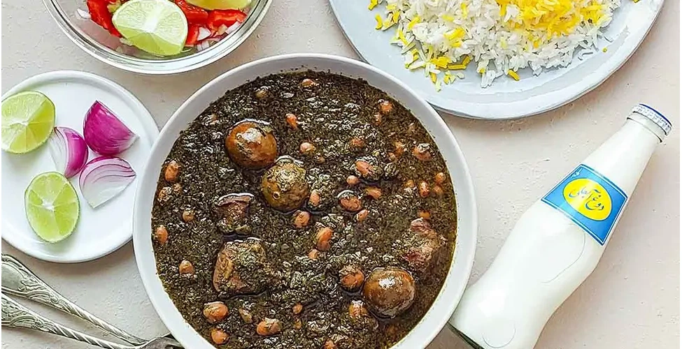 سرو قورمه سبزی با برنج ایرانی و دوغ