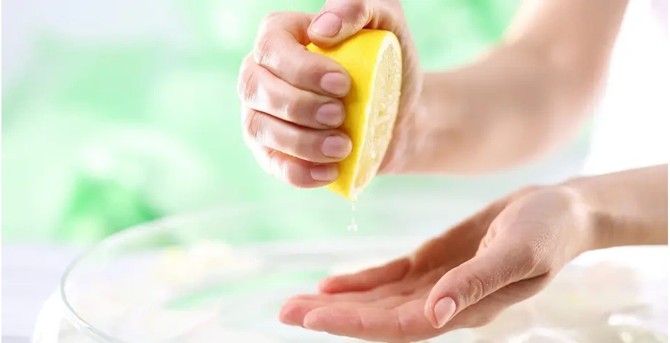 لیمو و عسل برای روشن شدن پوست دست