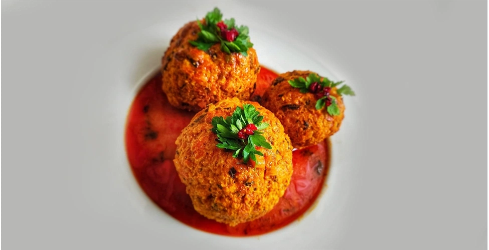 کوفته تبریزی سرو شده با سس گوجه و جعفری