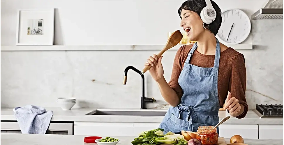 آشپزی کردن و آواز خواندن