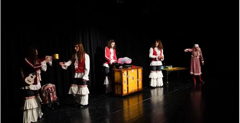 صحنه نمایش تئاتر و بازیگران