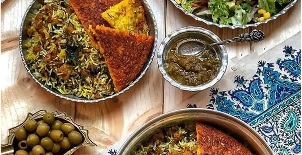 سبزی پلو سمنانی با دورچین زیتون و ته دیگ
