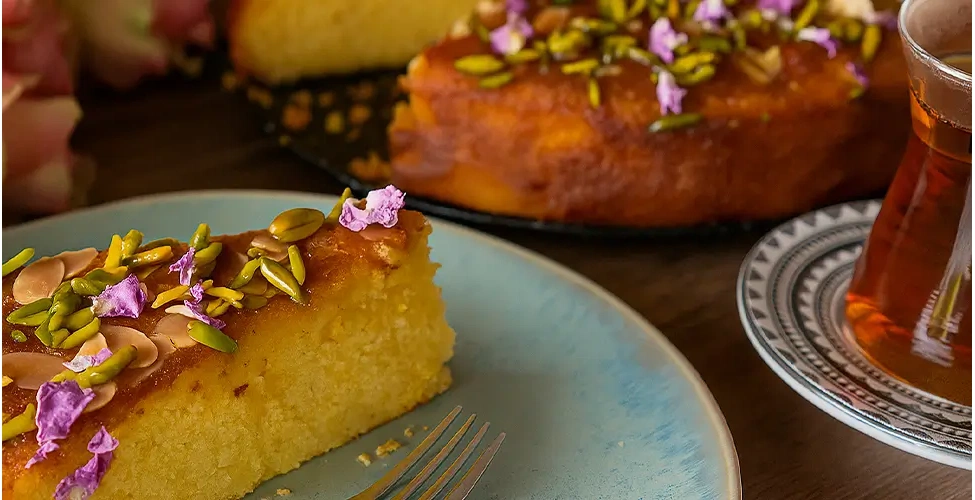 برش کیک شربتی در کنار چای