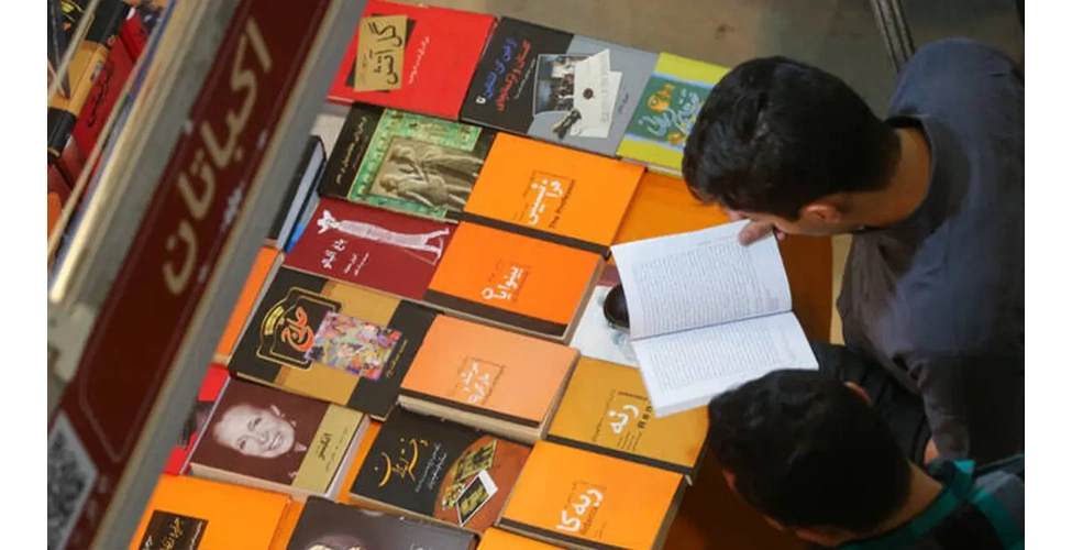 کتابخوانی در نمایشگاه کتاب