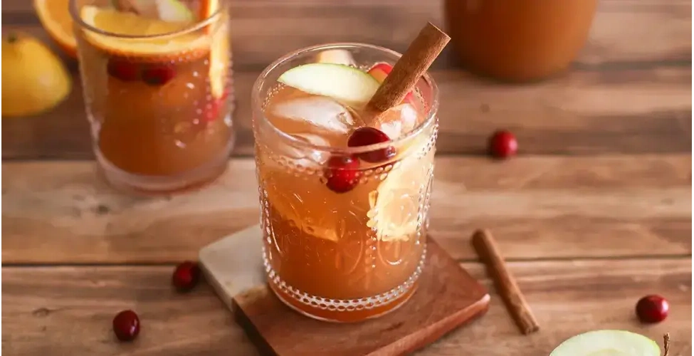 سرو دمنوش سیب و دارچین با یخ