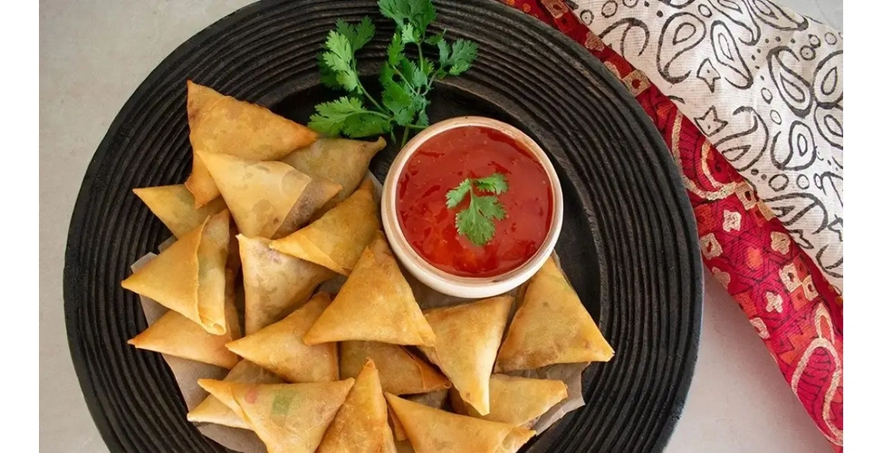 سمبوسه در کنار سس چیلی