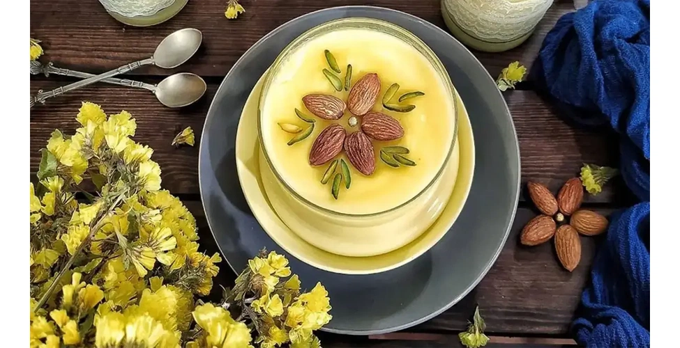 دسر مشکوفی تزئین شده با مغز بادام و پسته