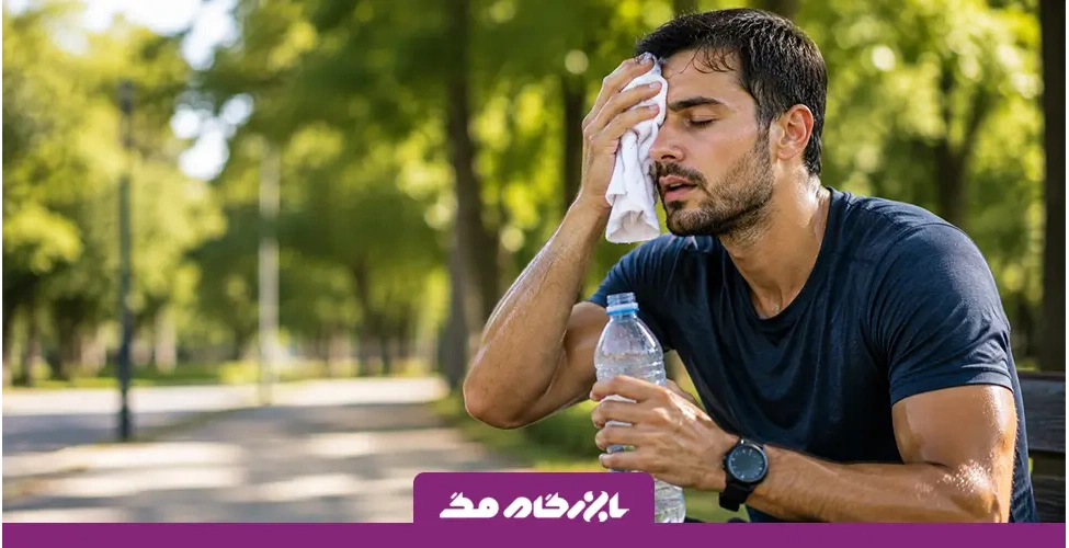 مرد در حال نوشیدن آب در هوای گرم