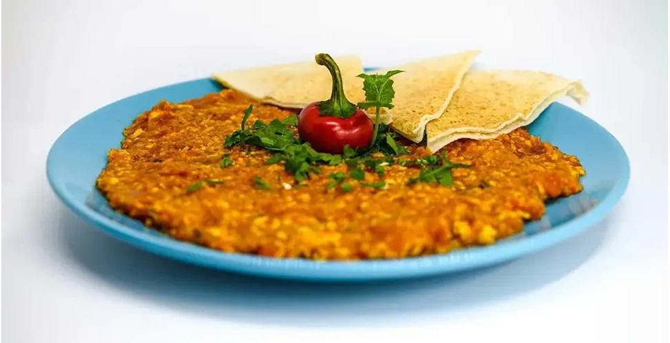 میرزا قاسمی با تزئین گوجه گیلاسی