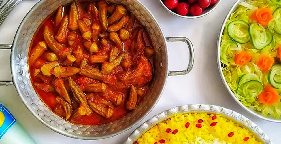 سرو برنج و خورشت بامیه