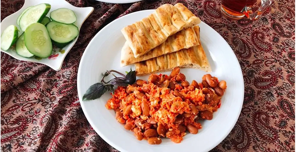 سرو املت با نان بربری