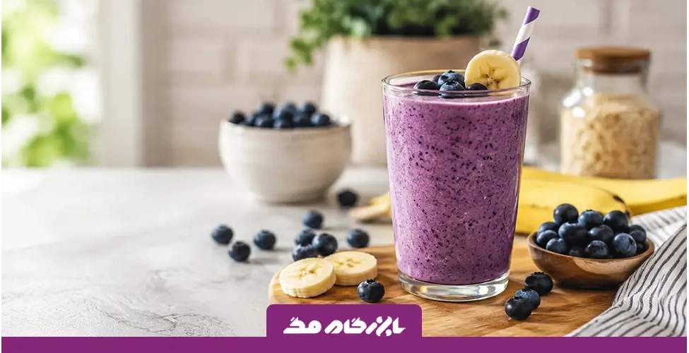 اسموتی بلوبری و موز در لیوان بلند تزیینشده با بلوبری تازه و حلقههای موز